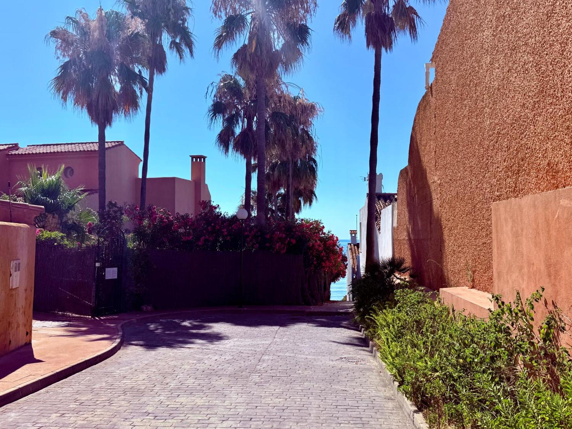 No1 - Beachfront Estepona, Close To Port, 2 Bedroom, 2 Bathroom, Sleeps 5 Apartamento