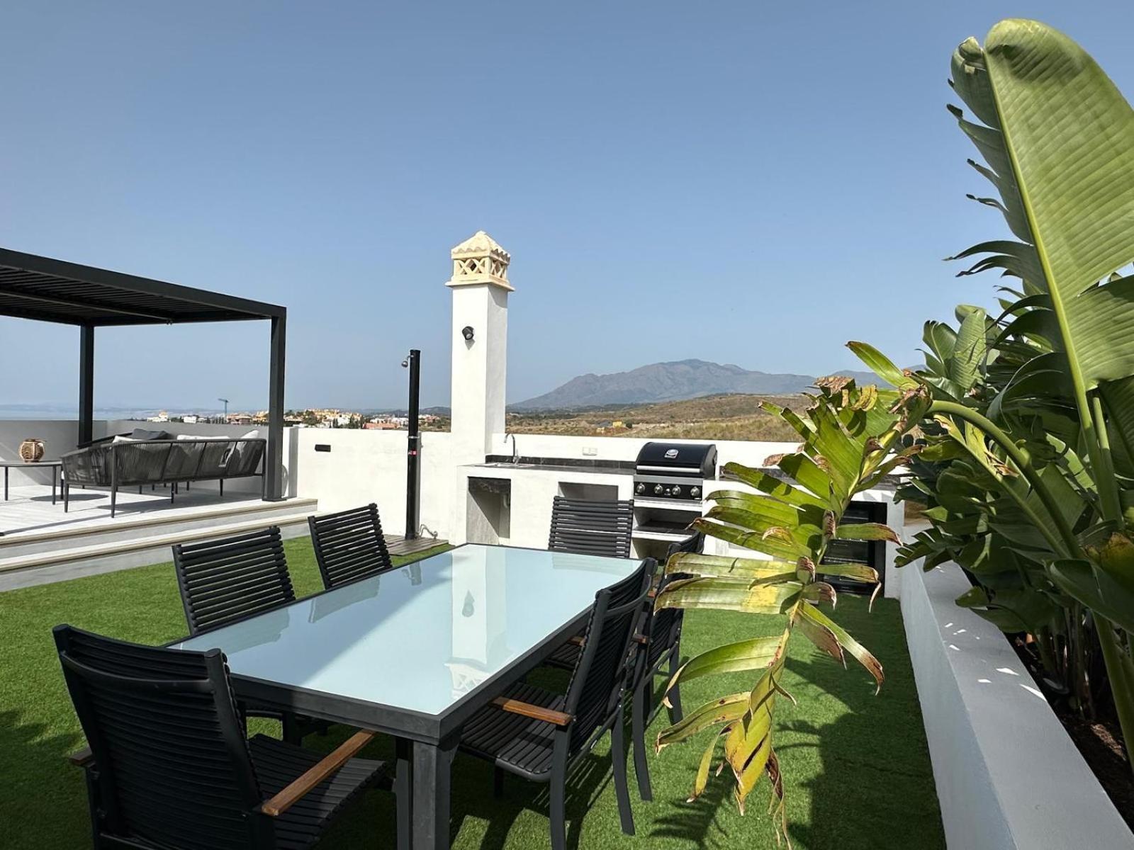 Lovely Two Bedroom With Panoramic Sea Views Apartment