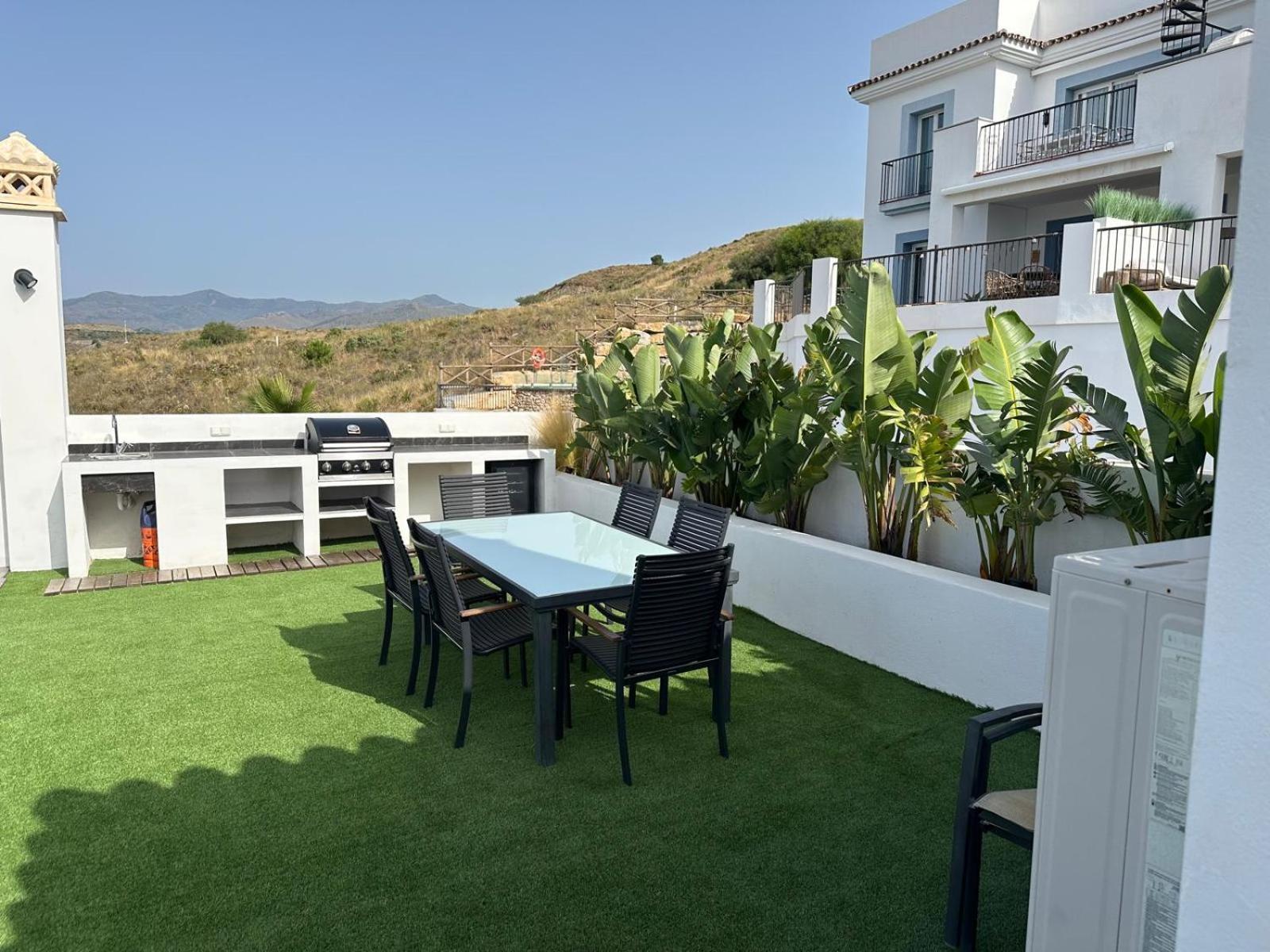 Lovely Two Bedroom With Panoramic Sea Views