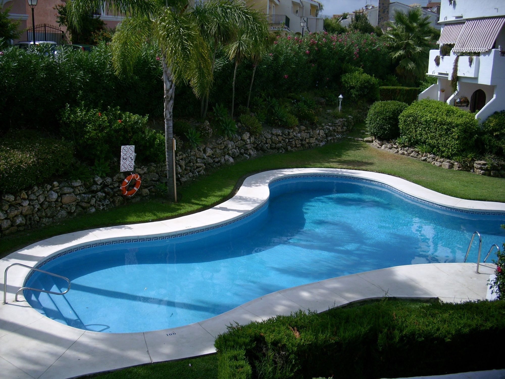 With 2 In Estepona, With Pool Access And Furnished Bal Apartment