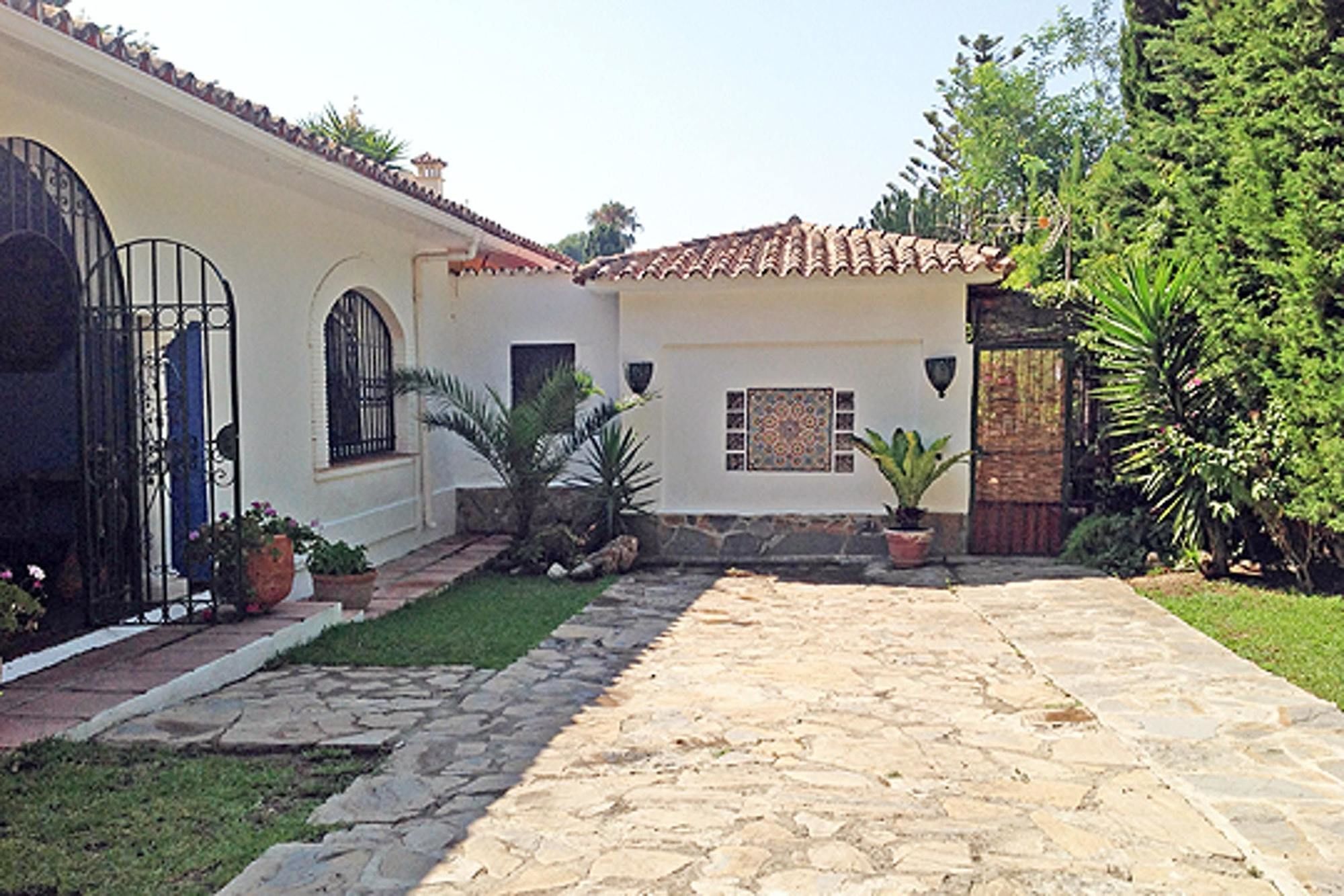 With 3 Bedrooms In El Paraiso Barronal, With Private Pool, Furni