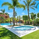 Los Flamingos Luxurious-Royal Flamingos