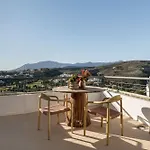 Serendipity Flat- Stunning Views And Serene Interior