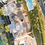 Serendipity Flat- Stunning Views And Serene Interior