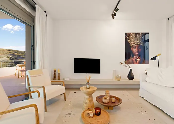 Serendipity Flat- Stunning Views And Serene Interior