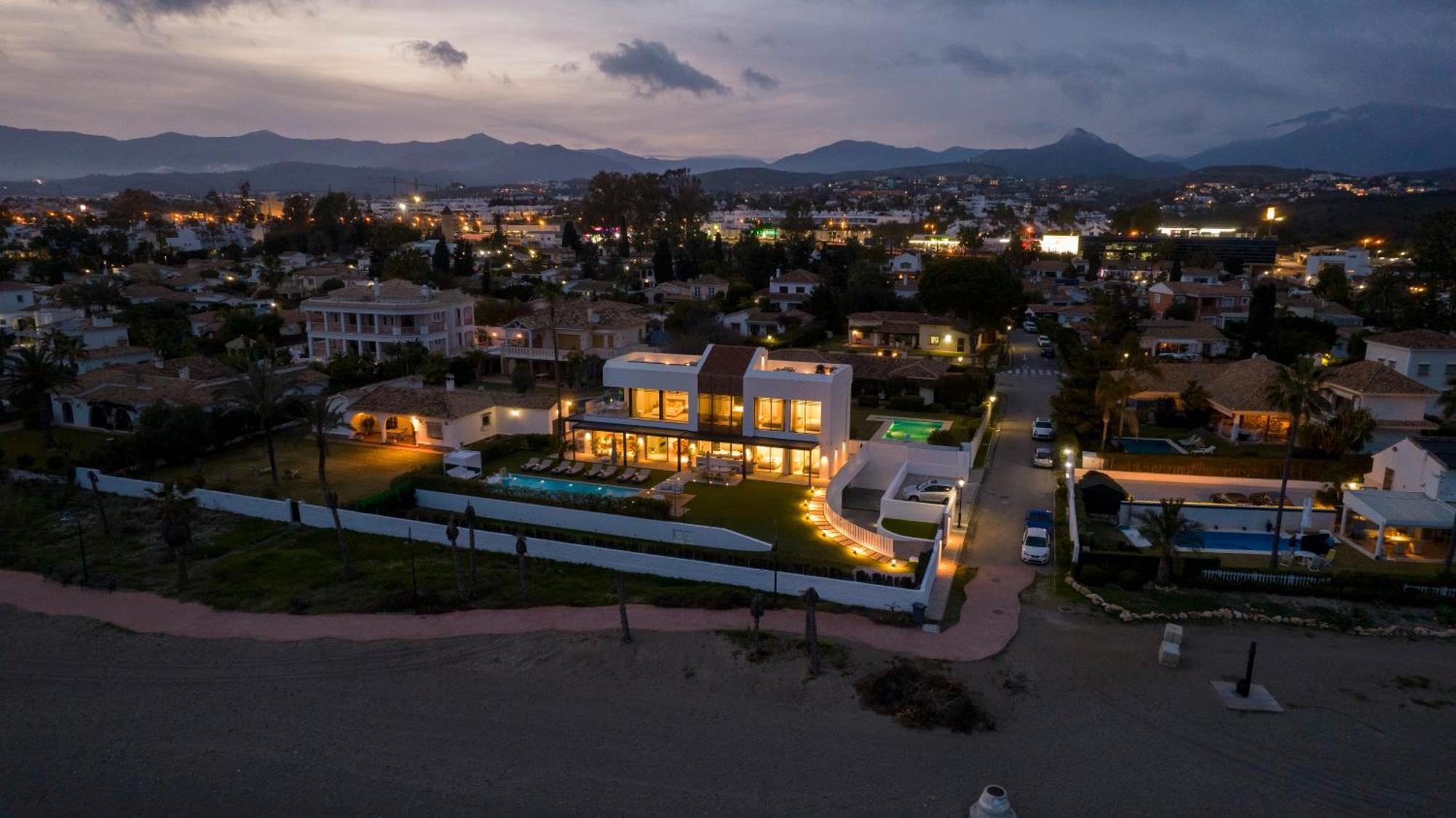 Villa Vacation Marbella I Imare Waterfront, Beachfront Villa, Rooftop Jacuzzi, Indoor *