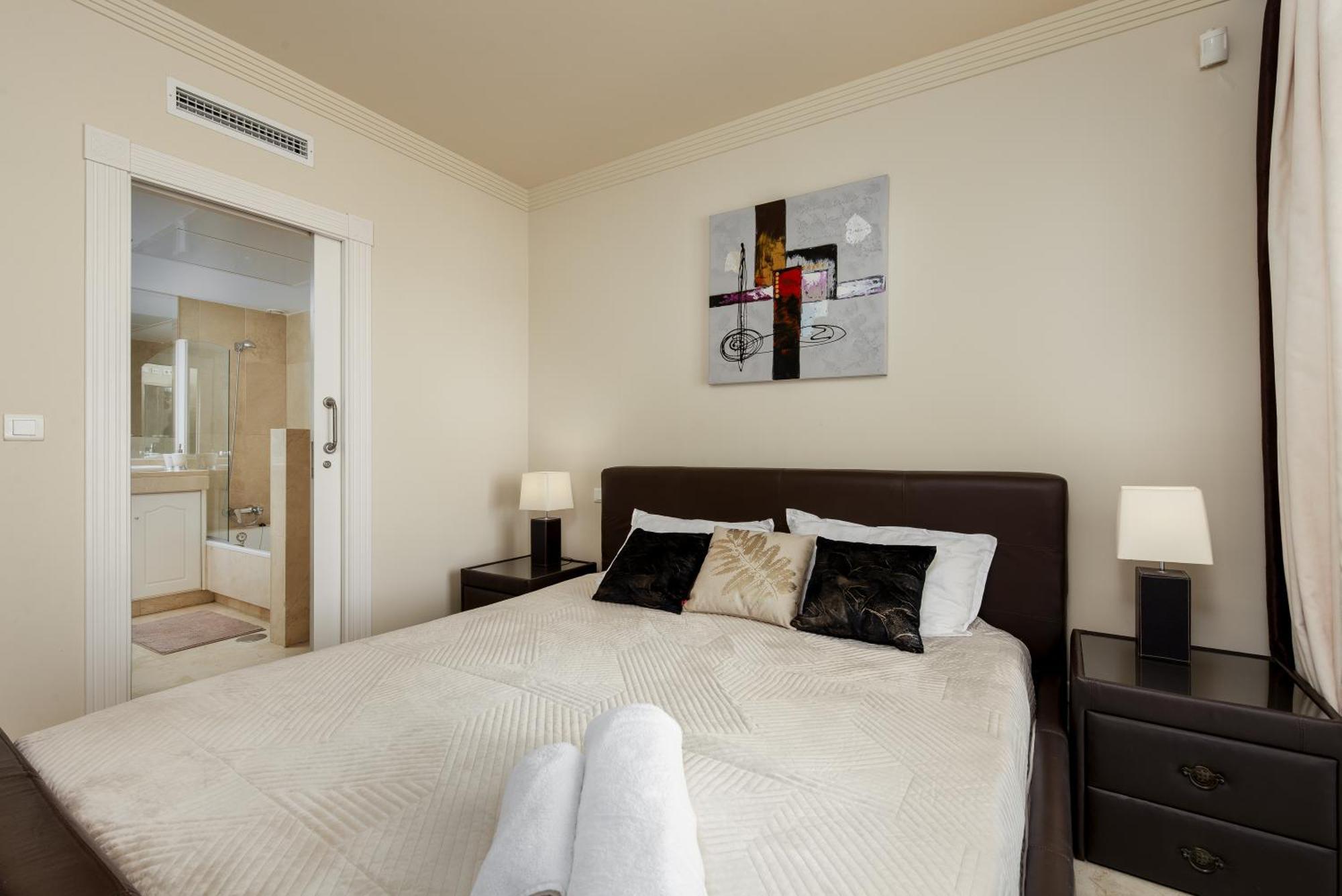 Sinfonia - 2br, Pool Apartment *
