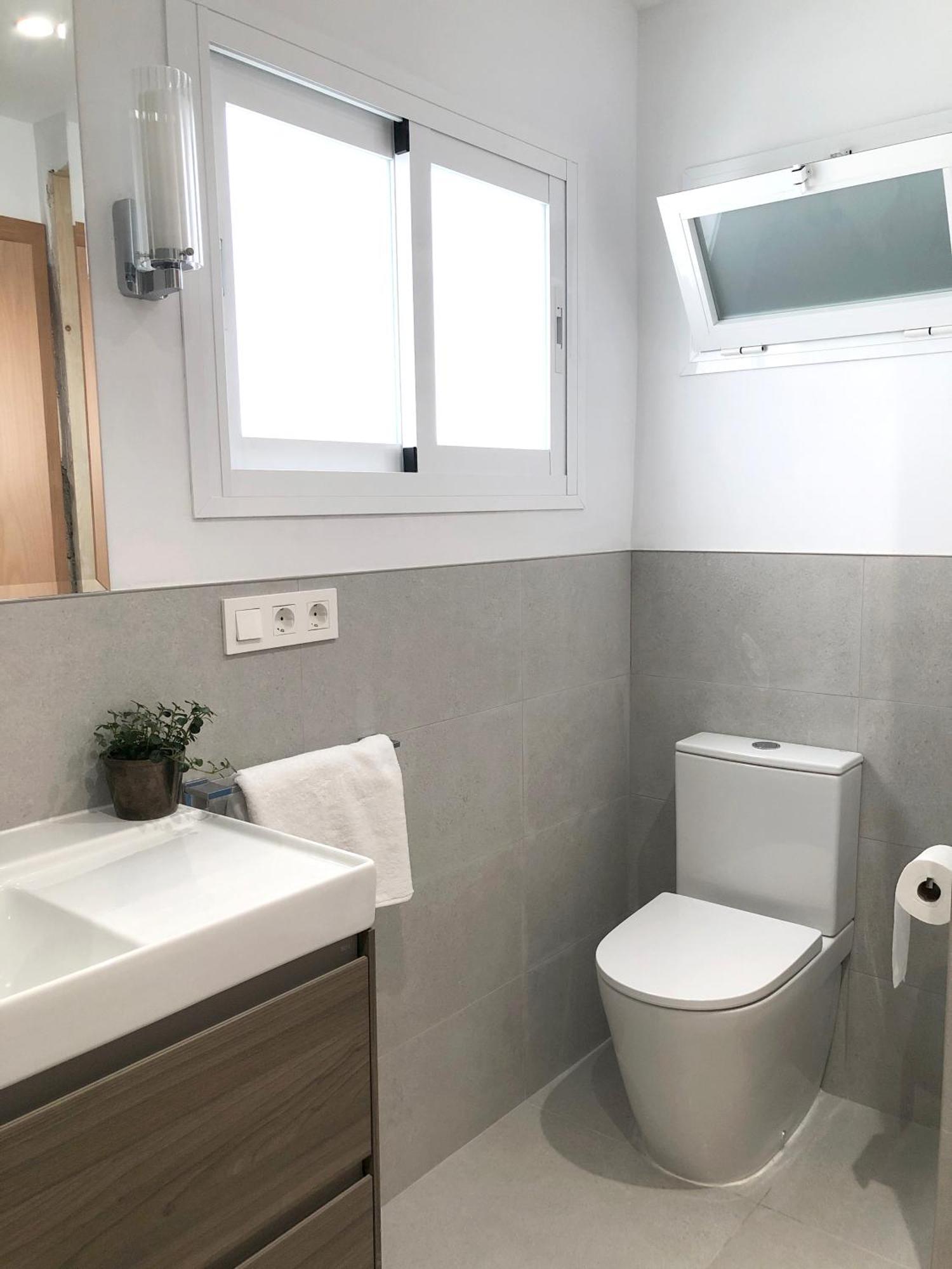 Gorgeous Sea Views And Great Location!