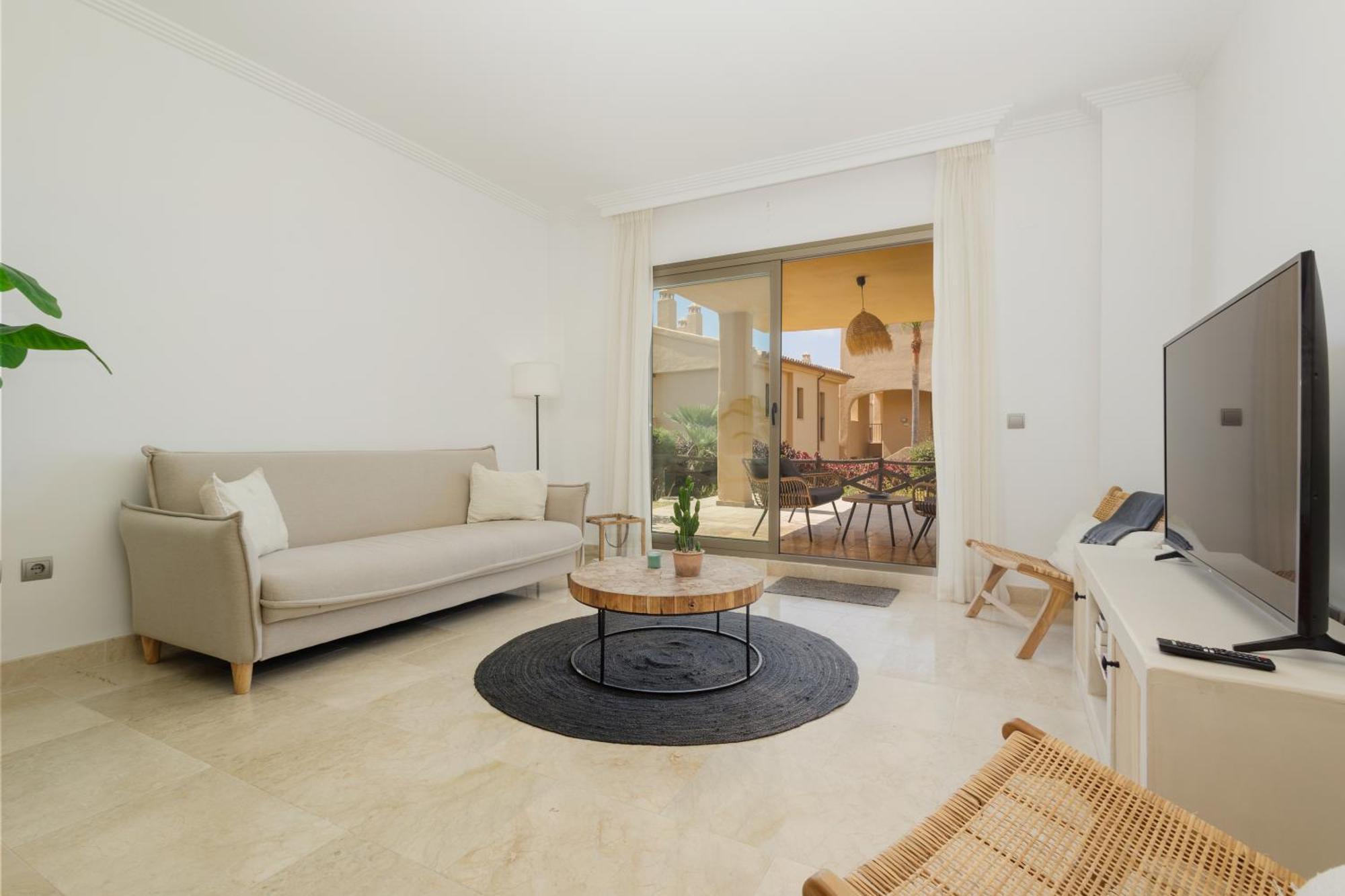 Modern And Luxurious With Sea Views In Benahavis