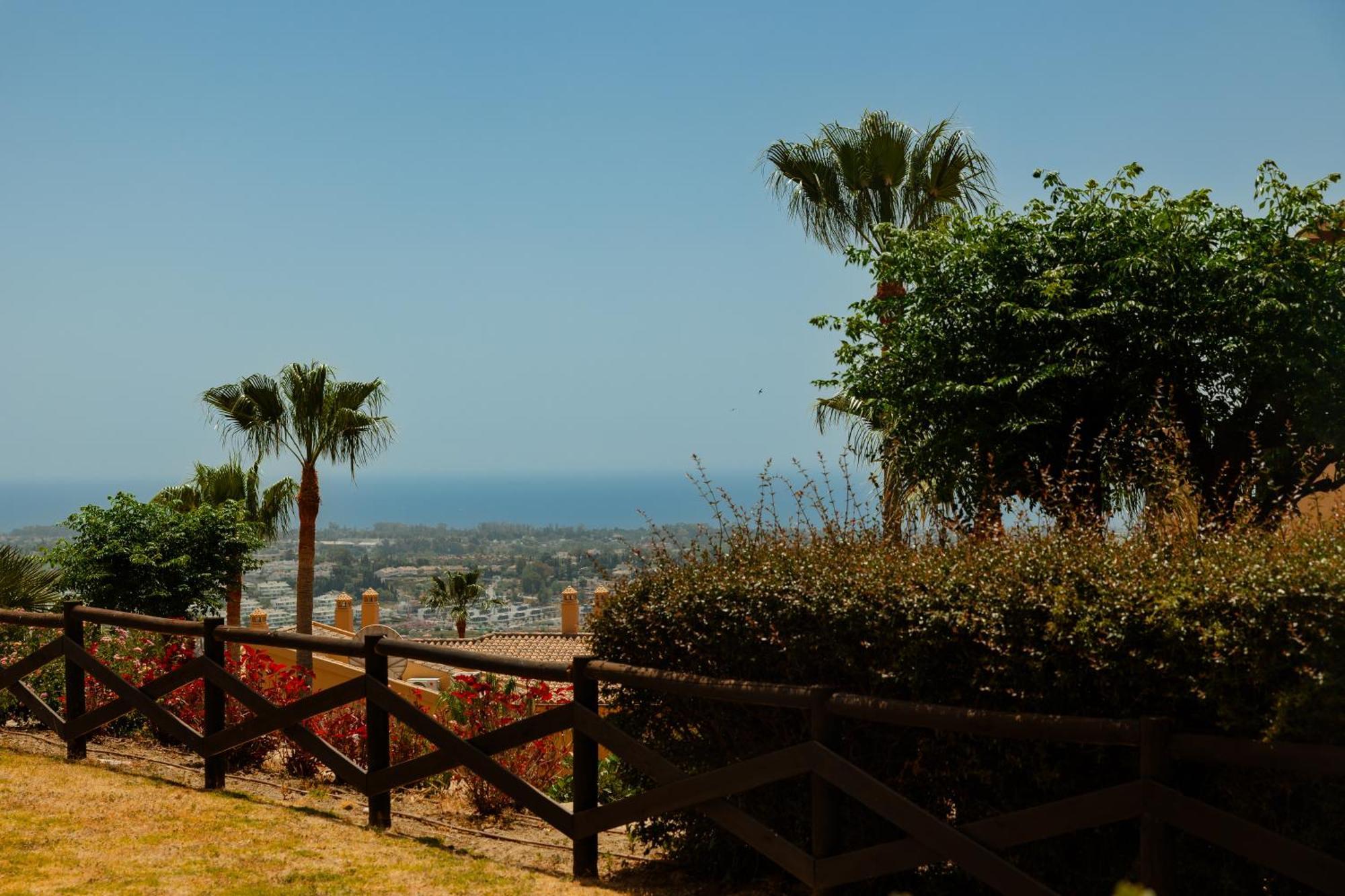 Modern And Luxurious With Sea Views In Benahavis