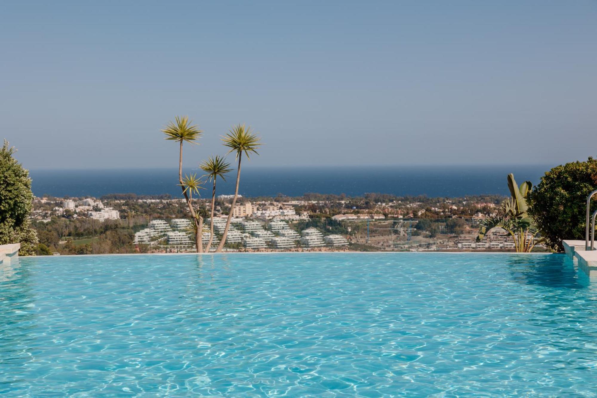 Modern And Luxurious With Sea Views In Benahavis Appartement Estepona
