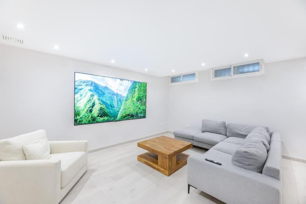Amazing 4 Bed Beachfront Dominion Rdr358 Estepona