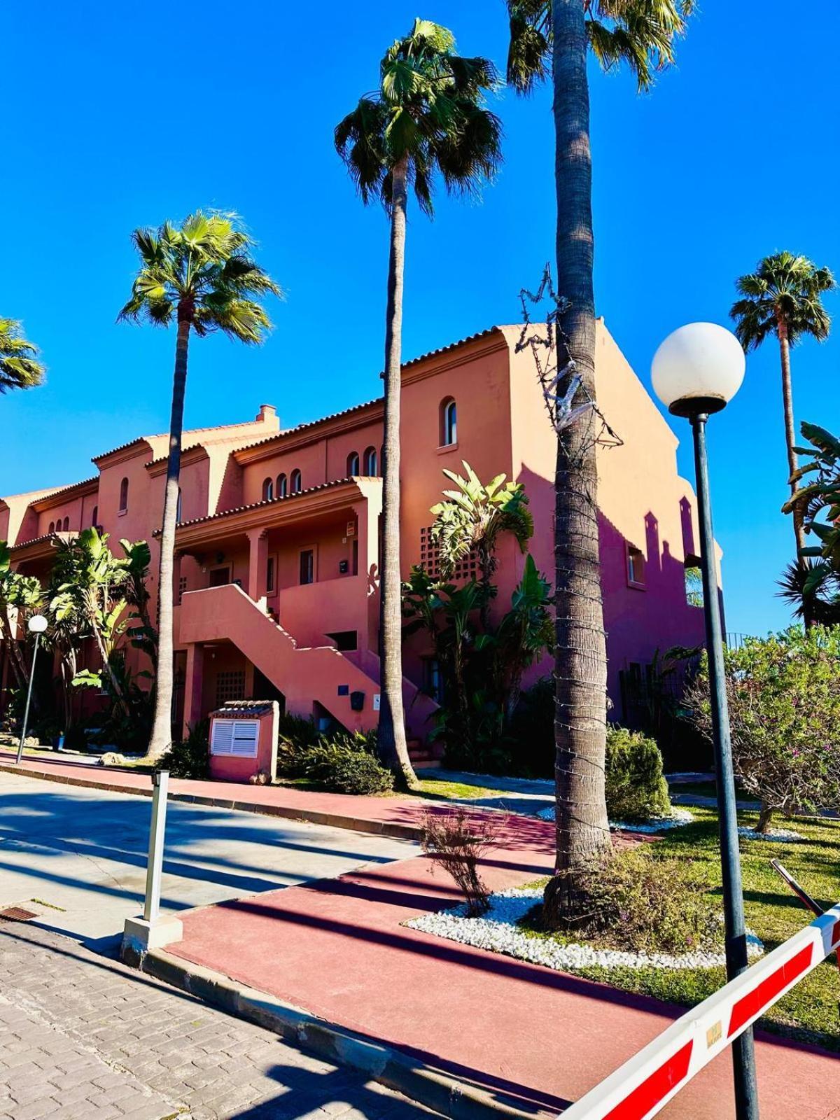 No1 - Beachfront Estepona, Close To Port, 2 Bedroom, 2 Bathroom, Sleeps 5 Apartamento *