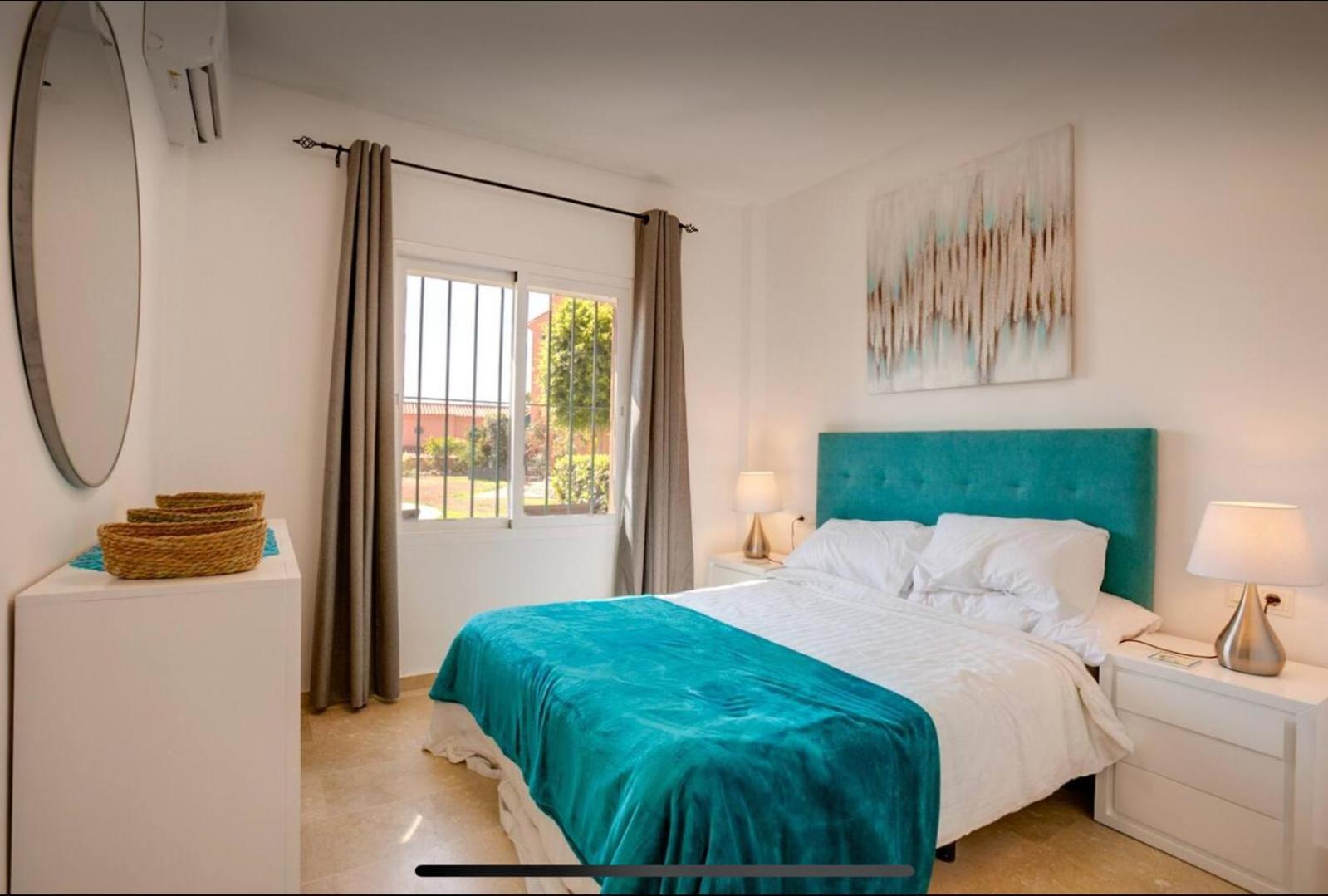 No1 - Beachfront Estepona, Close To Port, 2 Bedroom, 2 Bathroom, Sleeps 5 Apartamento *