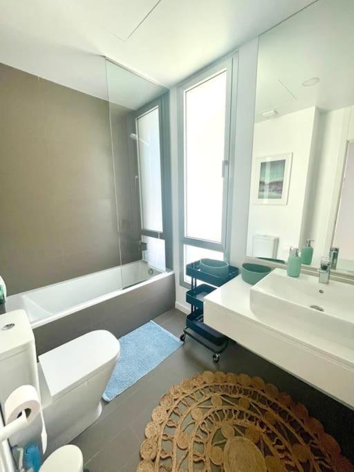 Apartment Stunning Three Bedroom Townhouse With Great Views! *