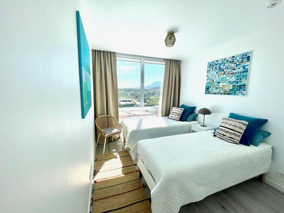 Apartment Stunning Three Bedroom Townhouse With Great Views!