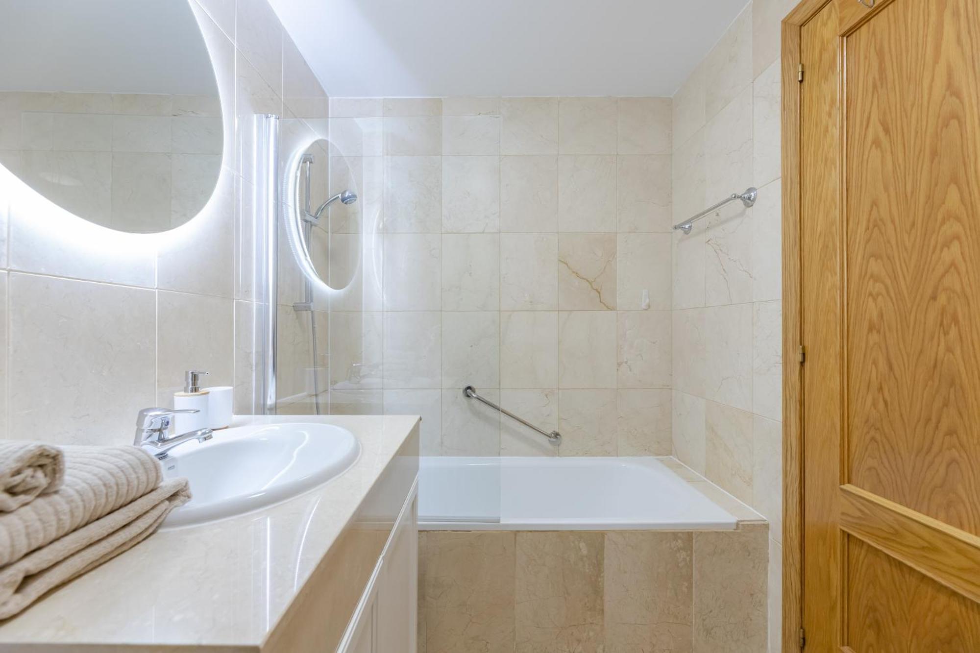 Ground Floor Met Jacuzzi Apartment