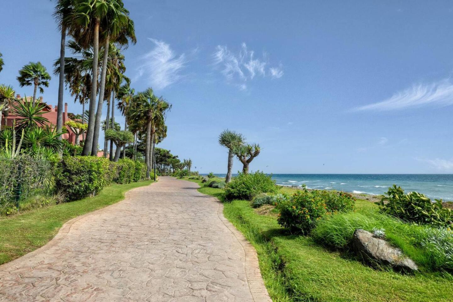 Beachfront Penthouse, Pool Gym * Estepona