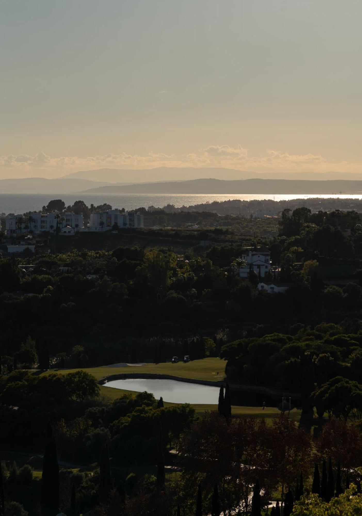 Serendipity Flat- Stunning Views And Serene Interior *
