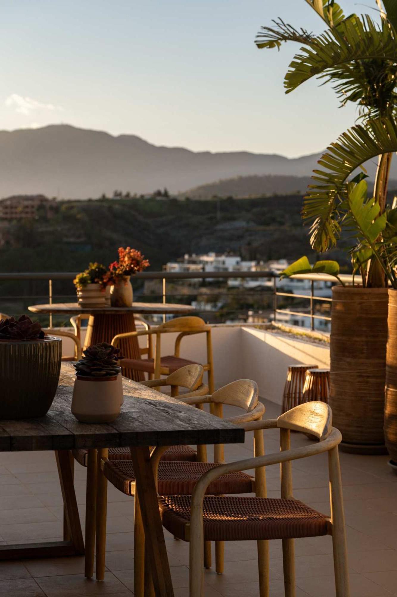 Serendipity Flat- Stunning Views And Serene Interior *