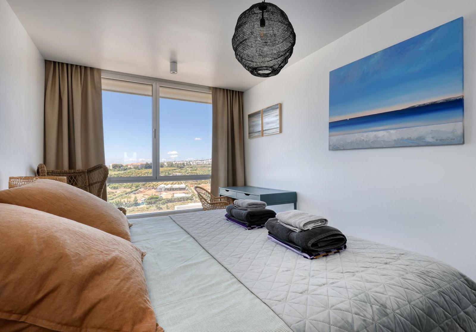 Apartment Stunning Three Bedroom Townhouse With Great Views! *