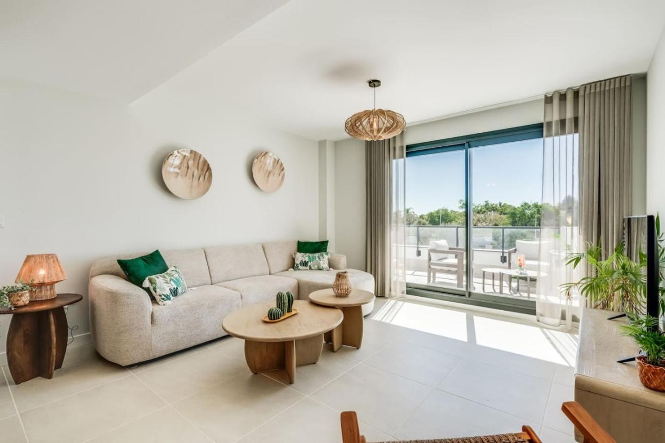 Aranya - Stylish Apt. With Great Views *