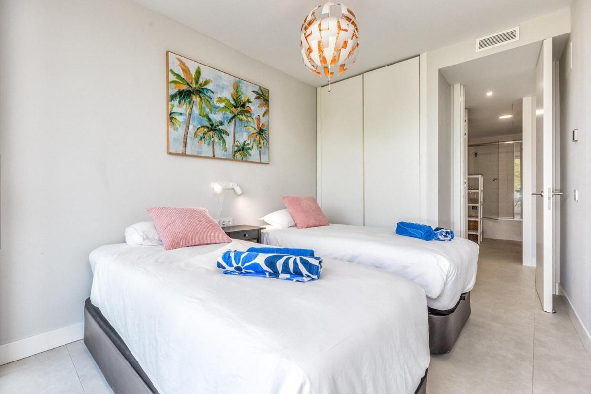 Front Line In The Edge With Sea Views