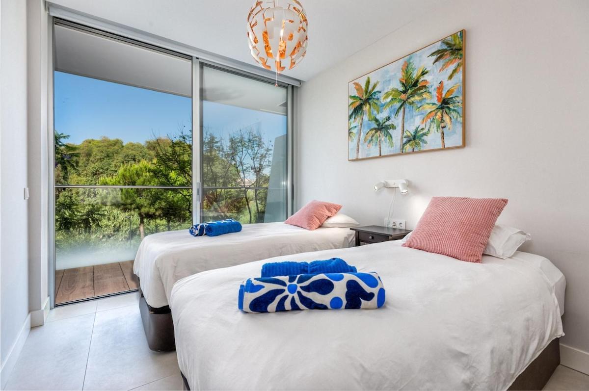 Front Line In The Edge With Sea Views