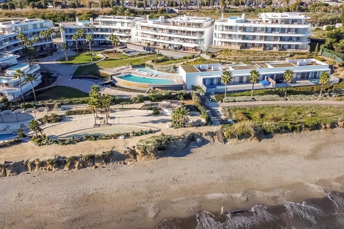 Front Line In The Edge With Sea Views Estepona