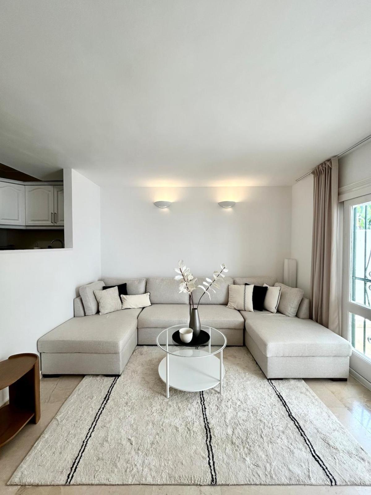 Elegant Close To The Apartment