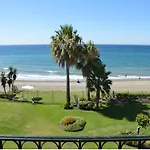 Hb - Comfortable Beachfront Holiday Apartment