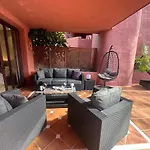 Te Huur 2 Slaapkamers Frontline Strand Complex Estepona