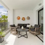 Luxury 2 Bed Apt With Sea View