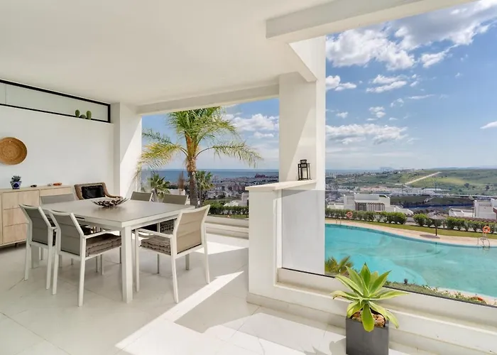 Luxury 2 Bed Apt With Sea View