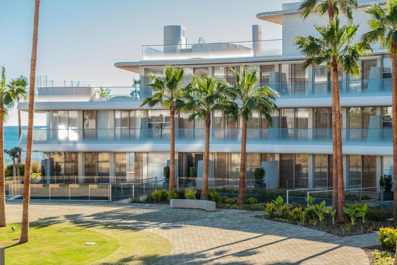 Vacation Marbella I Live On The Edge Of The Sea, New Beachfront Condo, Padel Courts, Gym, Sauna, Luxury And 24-7 Security Appartement Estepona