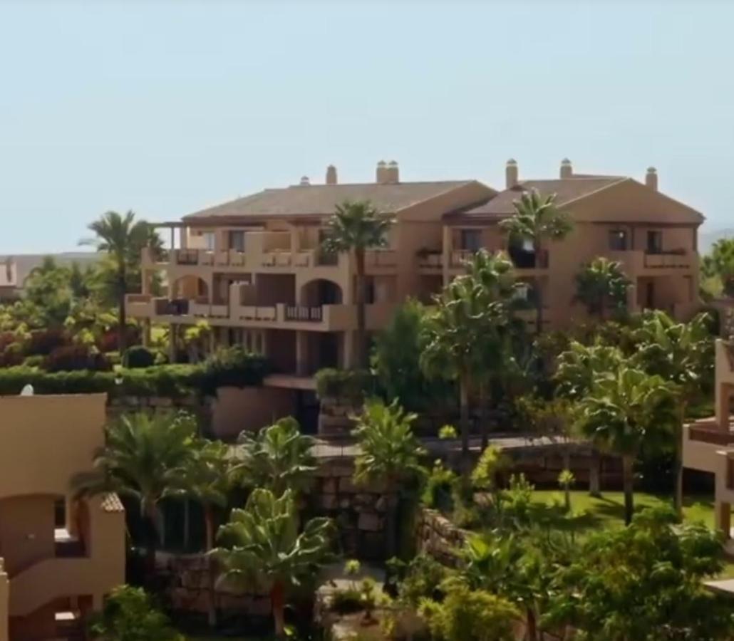 Luxury In Benahavis With Amazing Views *