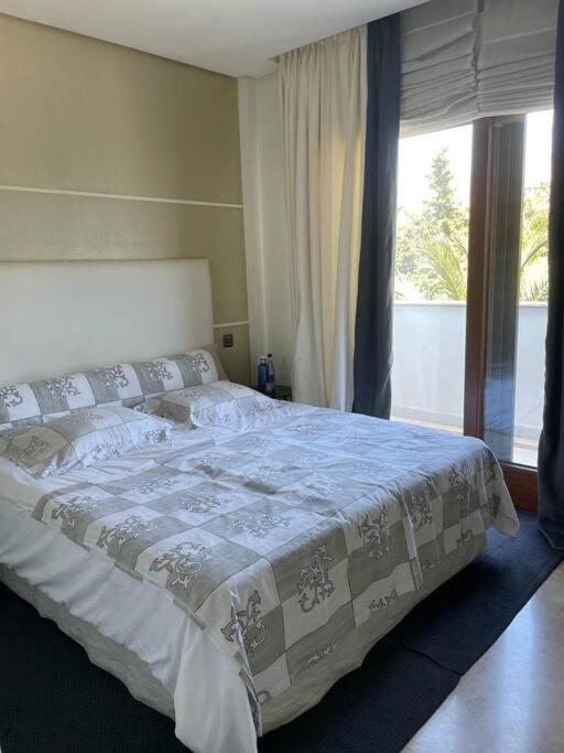 Luxurious And Light 3 Bedroom Penthouse Appartement *