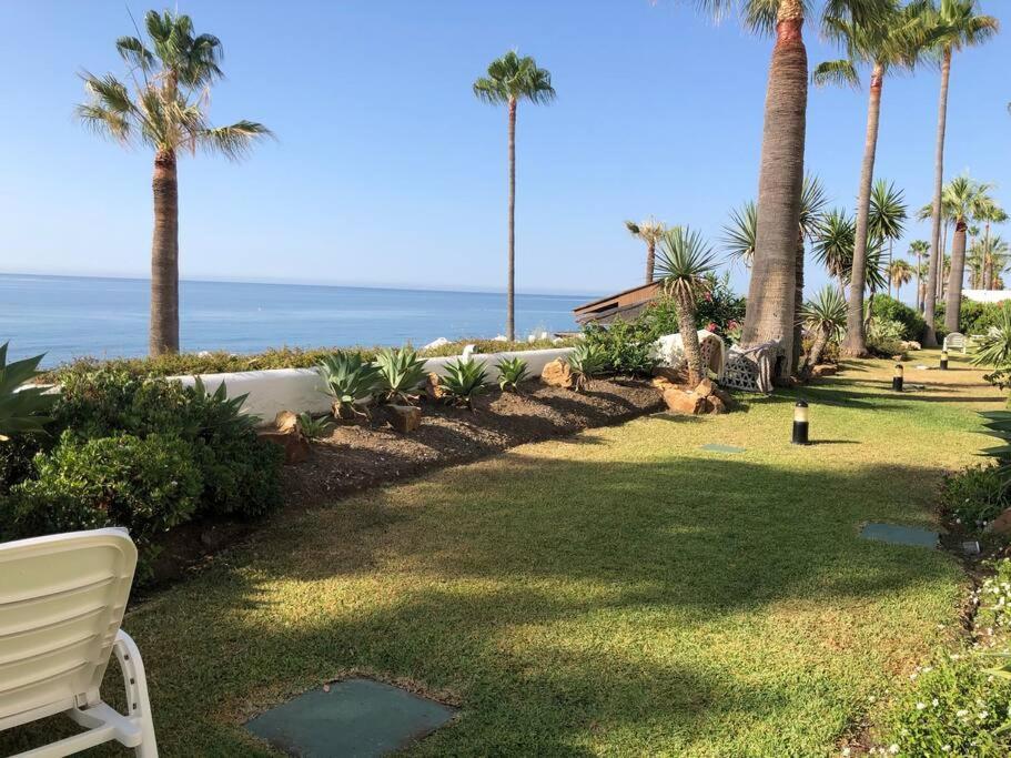 Gorgeous Beachfront With Stunning Sea Views & Garden Apartamento Estepona