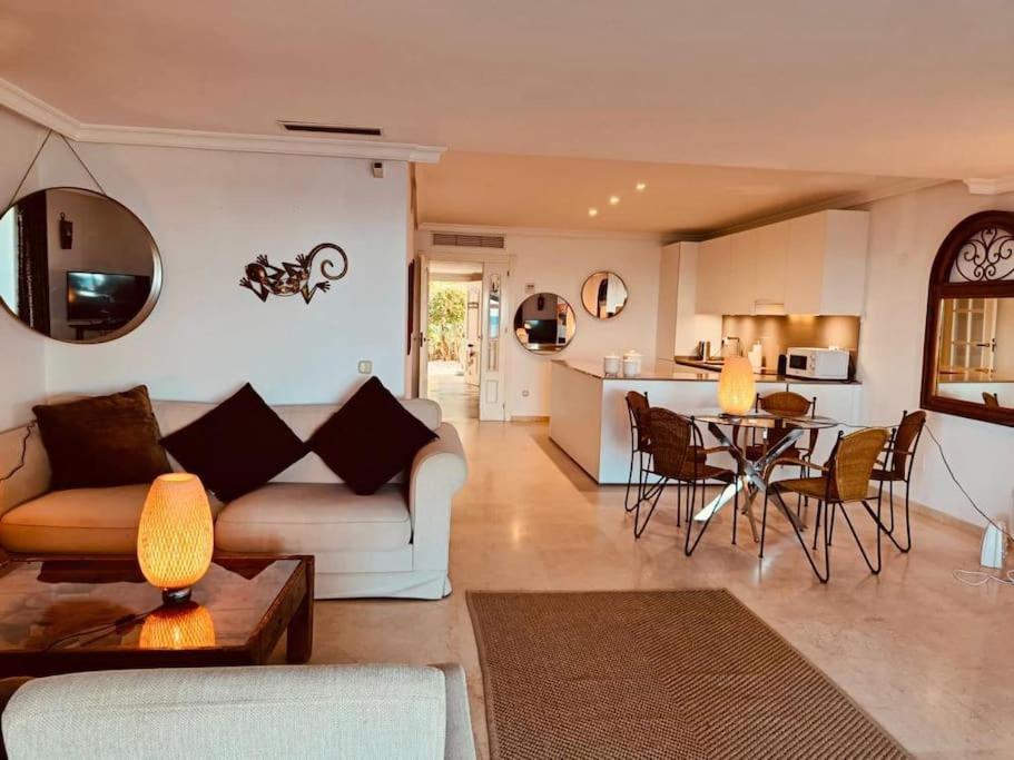 Gorgeous Beachfront With Stunning Sea Views & Garden Apartamento