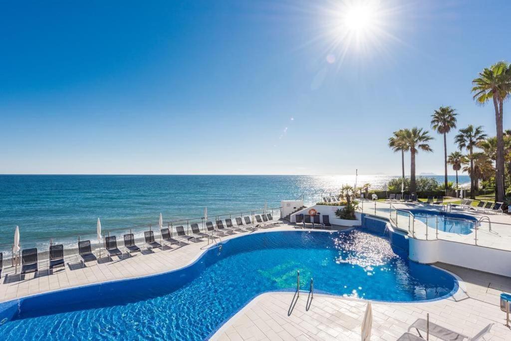 Gorgeous Beachfront With Stunning Sea Views & Garden Apartamento Estepona
