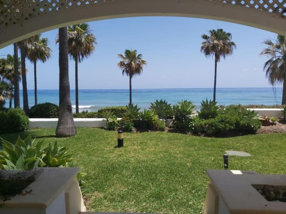 Gorgeous Beachfront With Stunning Sea Views & Garden Apartamento Estepona