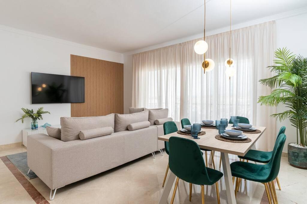 Stunning Apartment-7 People-6 Pools.402