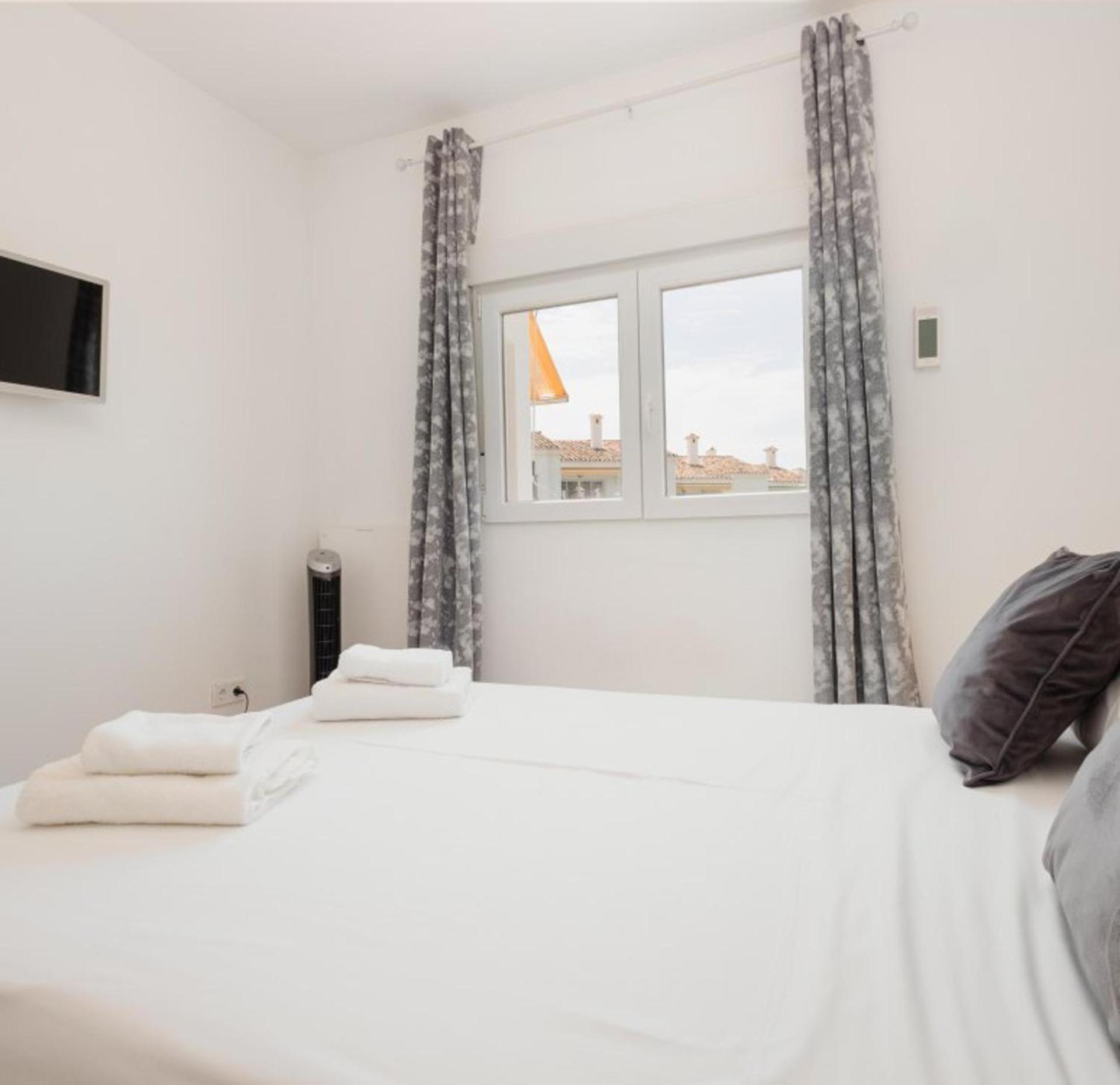 Apartment Refurbished 2-bed In El Paraiso Alto *