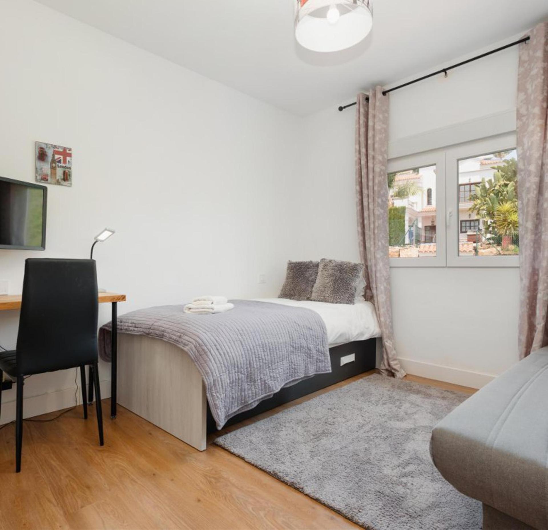 Refurbished 2-bed In El Paraiso Alto
