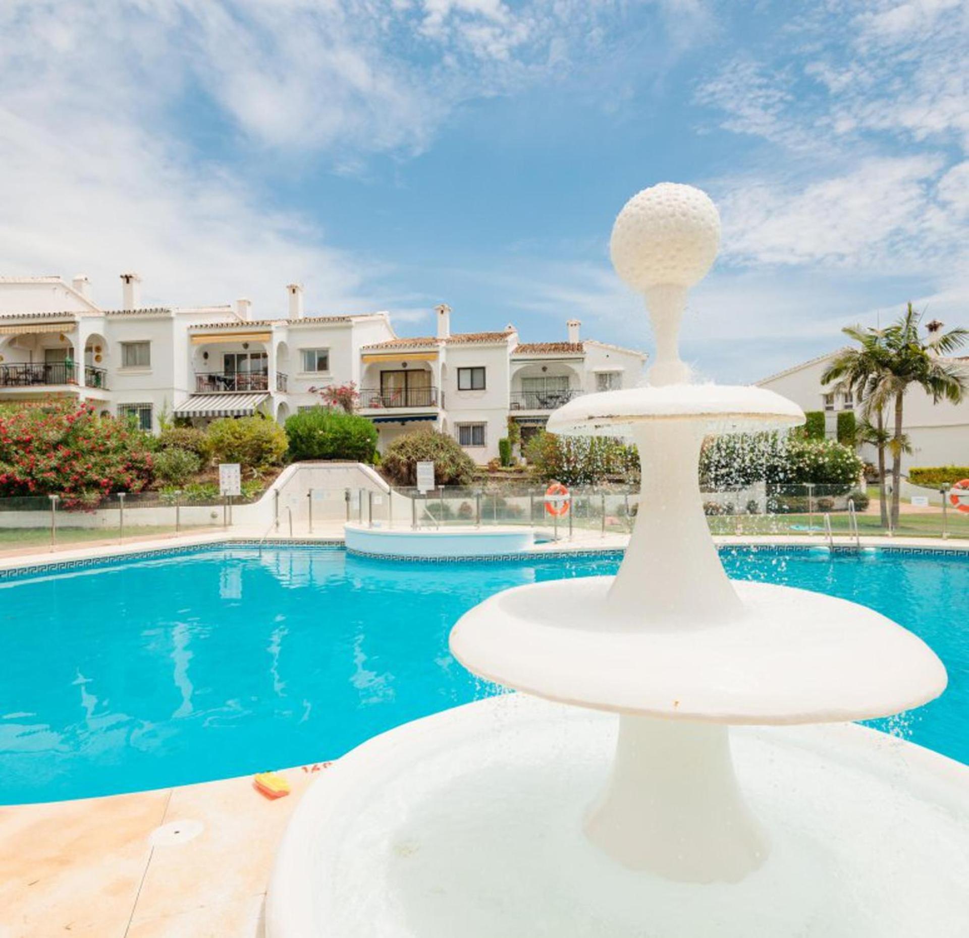 Refurbished 2-bed In El Paraiso Alto