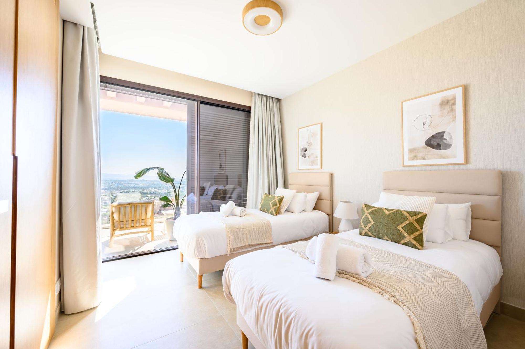 Dobo Homes - Stunning With Views Of Costa Del Sol Villa *