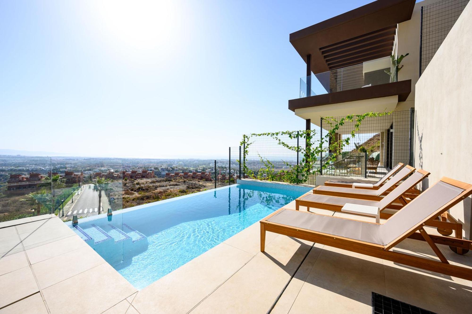Dobo Homes - Stunning With Views Of Costa Del Sol Villa *
