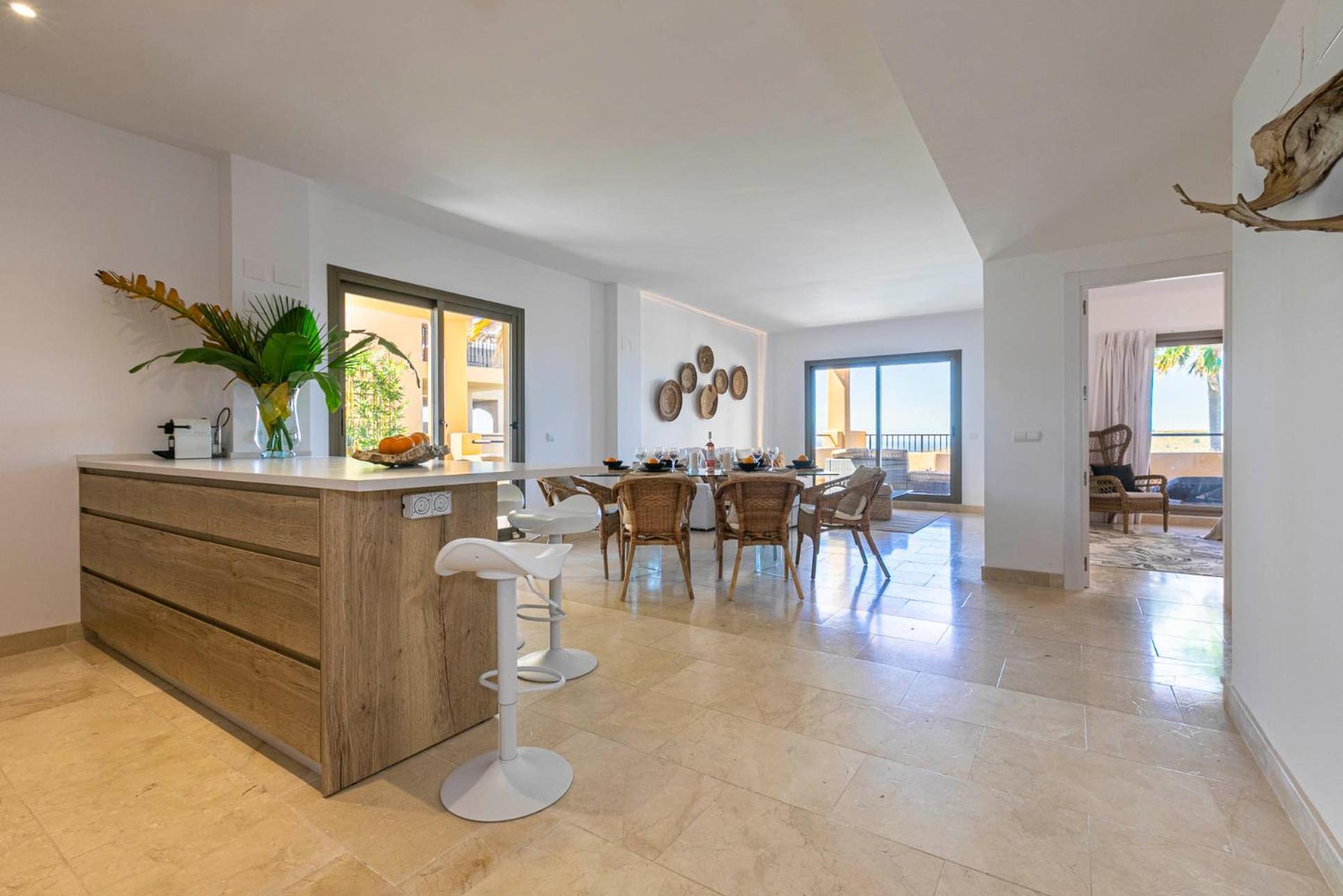 Elegante Piso En Benahavis Con Vista Al Mar Estepona