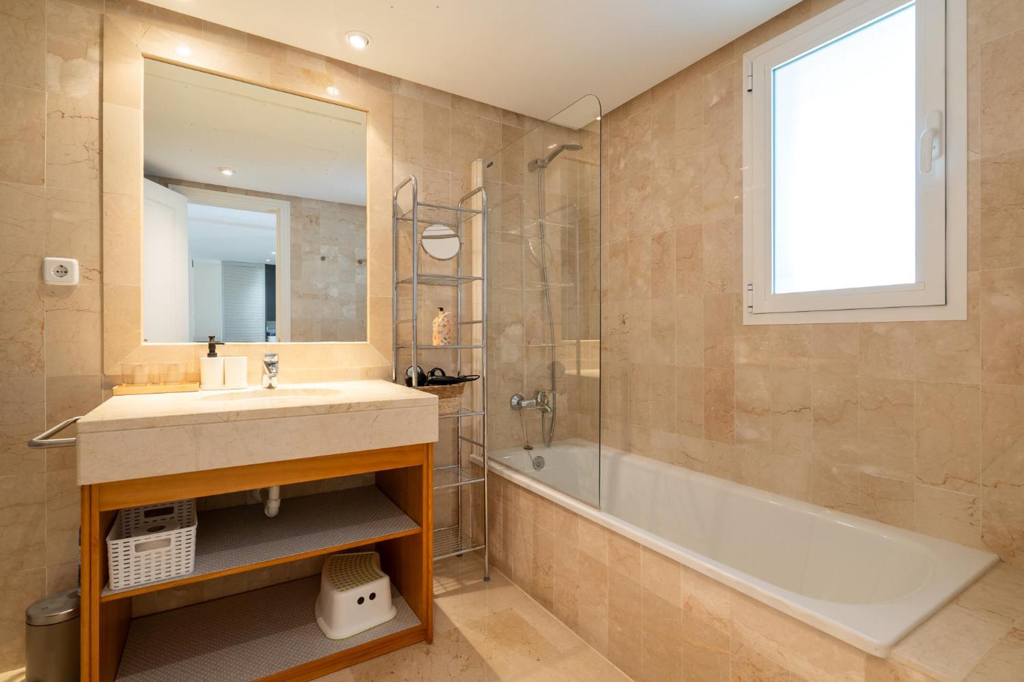 Appartement Elegant Marbella Apartment, 5-pool Oasis, Sunlit Terrace, Garage