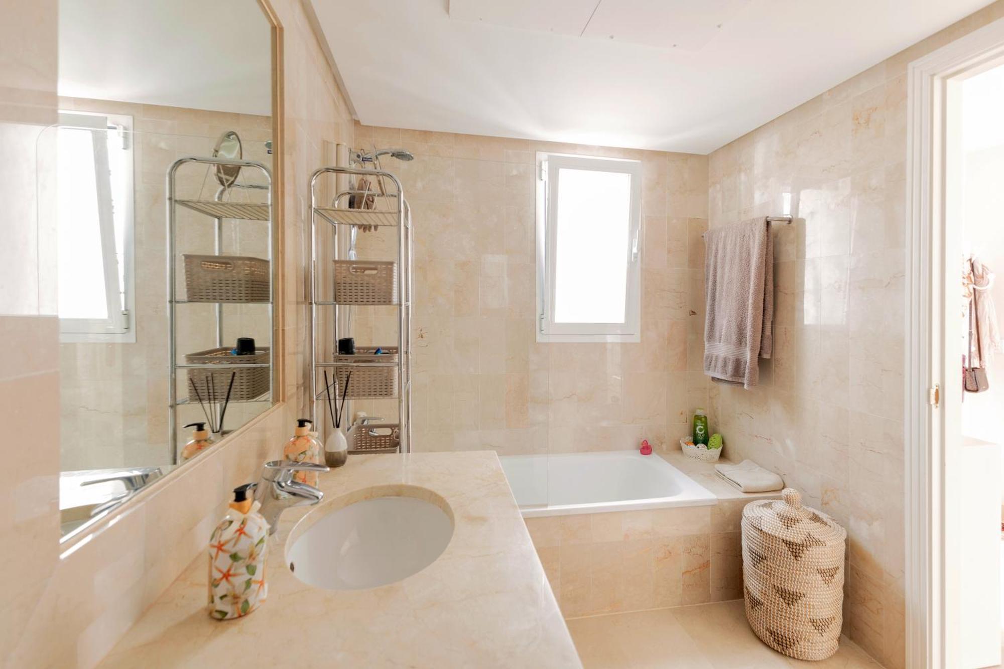 Appartement Elegant Marbella Apartment, 5-pool Oasis, Sunlit Terrace, Garage